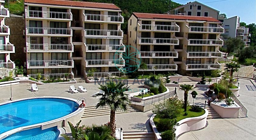 Sale of a 67m2 apartment in a luxury complex with a swimming pool, in Przno, near Budva