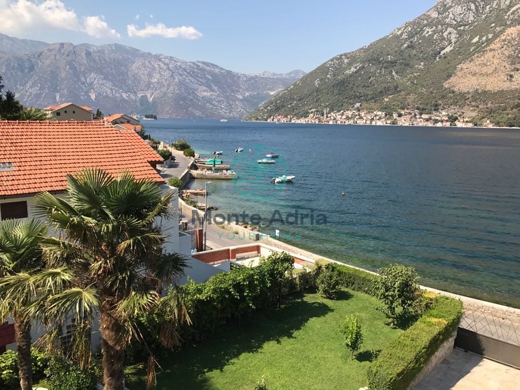 Sale of a house of 280m2 in Stoliv, near Kotor