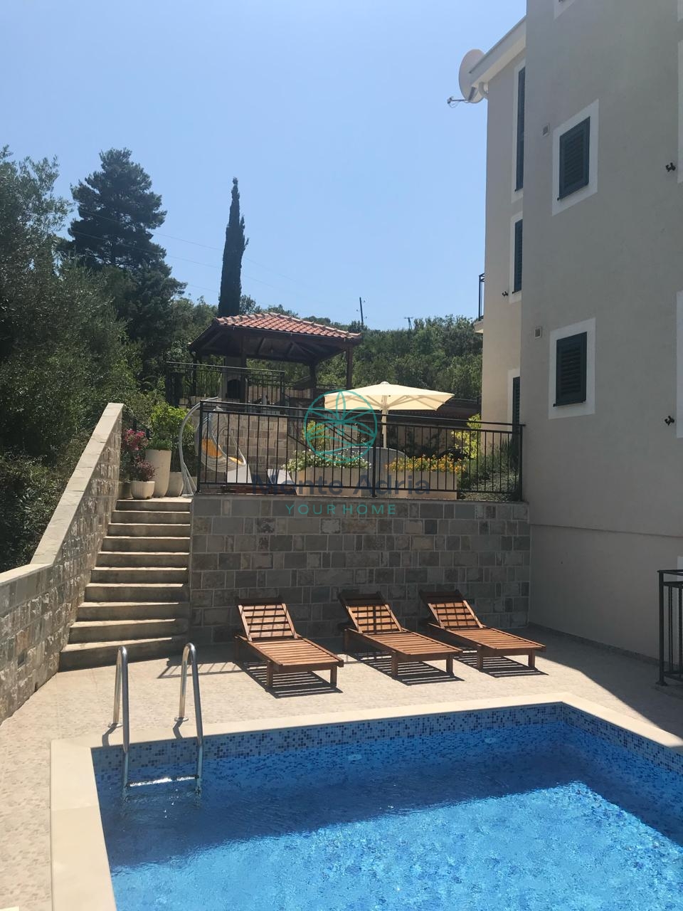 98m2 Duplex Apartment mit dem Schwimmbad steht zum Verkauf, Nähe Tivat und Kotor