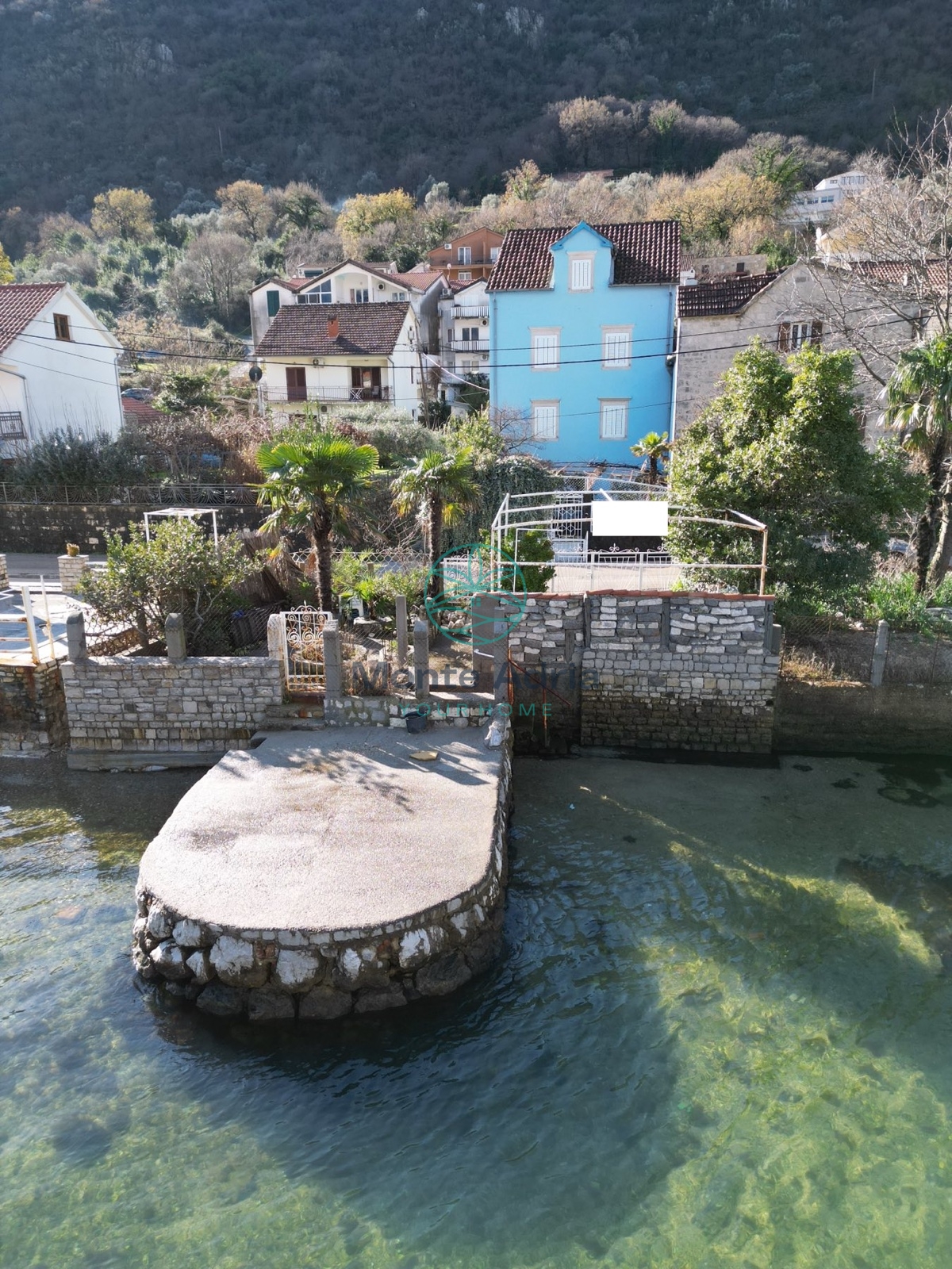 Haus von 300m2 in der Bucht von Kotor, in erster Linie zum Meer, steht zum Verkauf